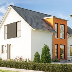 Einfamilienhaus Sunshine 136, Variante 3, von Living Haus. Ein Fertighaus mit Zwerchgiebel Pultdach mit Fassadenaufdopplung und Dachüberstand „Komfort“ 